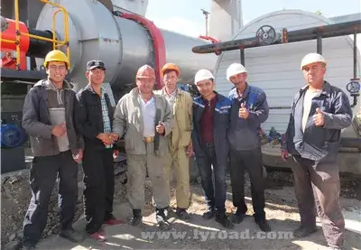 Nos techniciens et les travailleurs locaux ont terminé l'installation ensemble en Ouzbékistan
